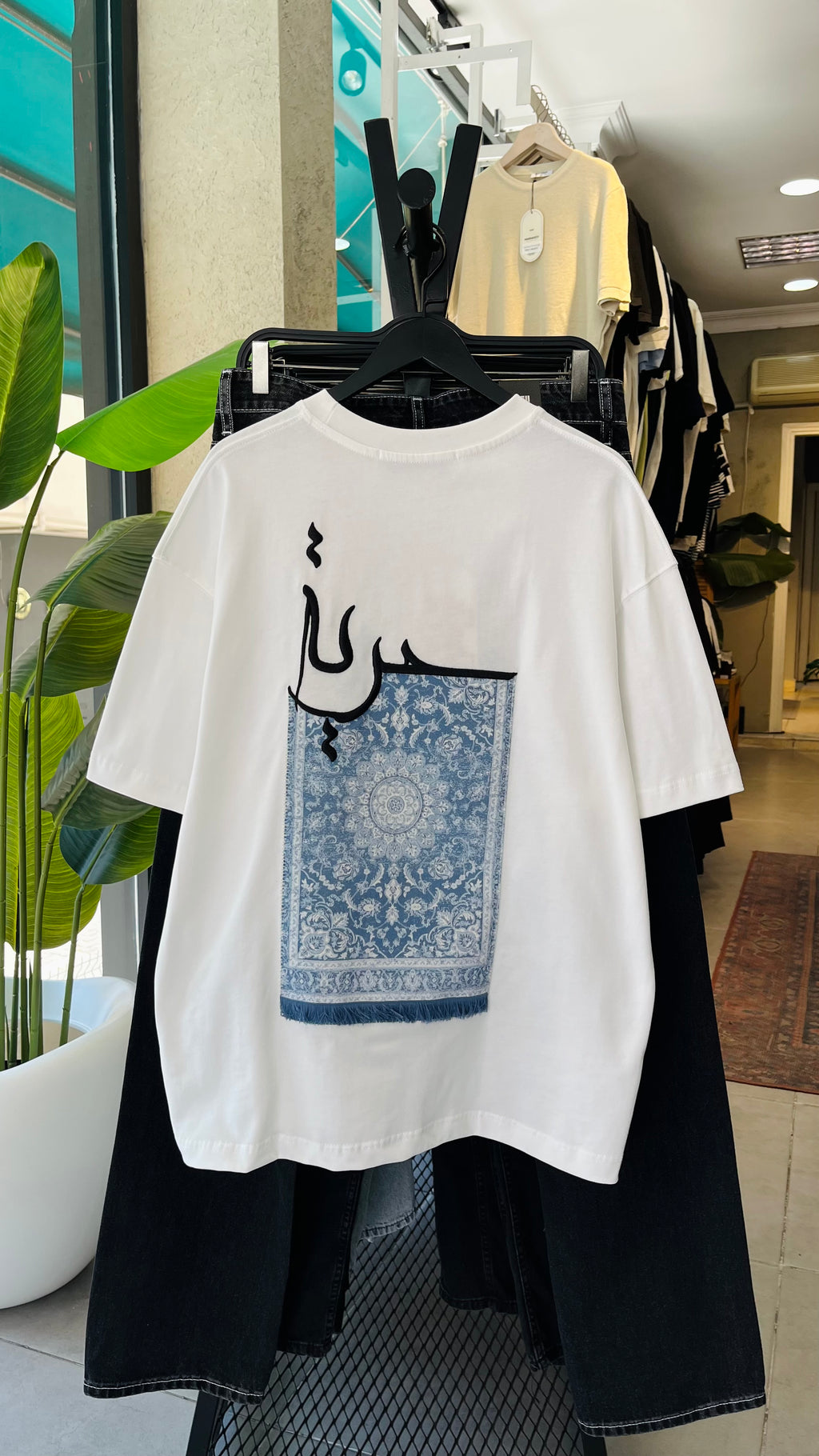 Oversize Beyaz Sırt Halı Patchli Tshirt 9423