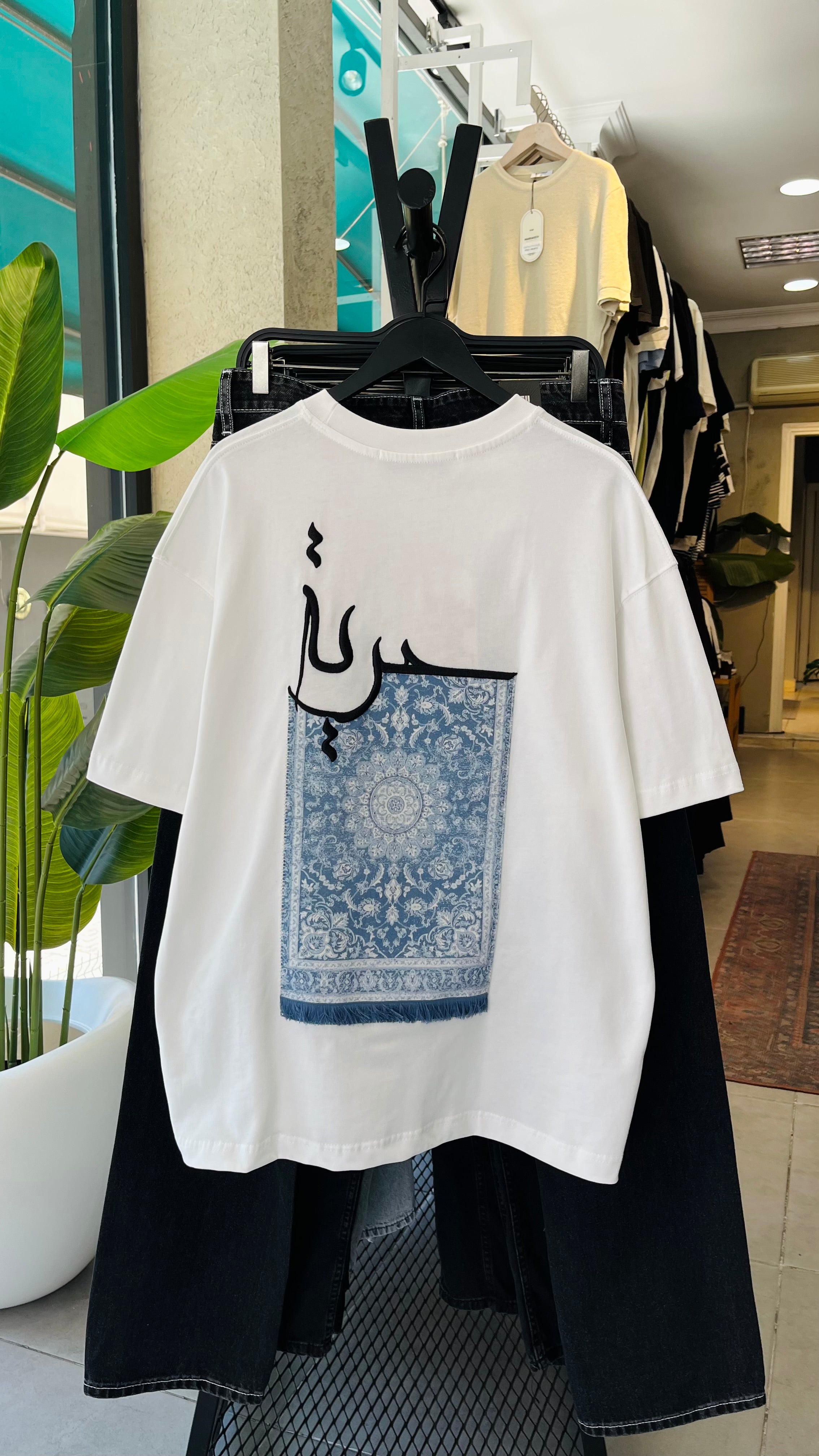 Oversize Beyaz Sırt Halı Patchli Tshirt 9423