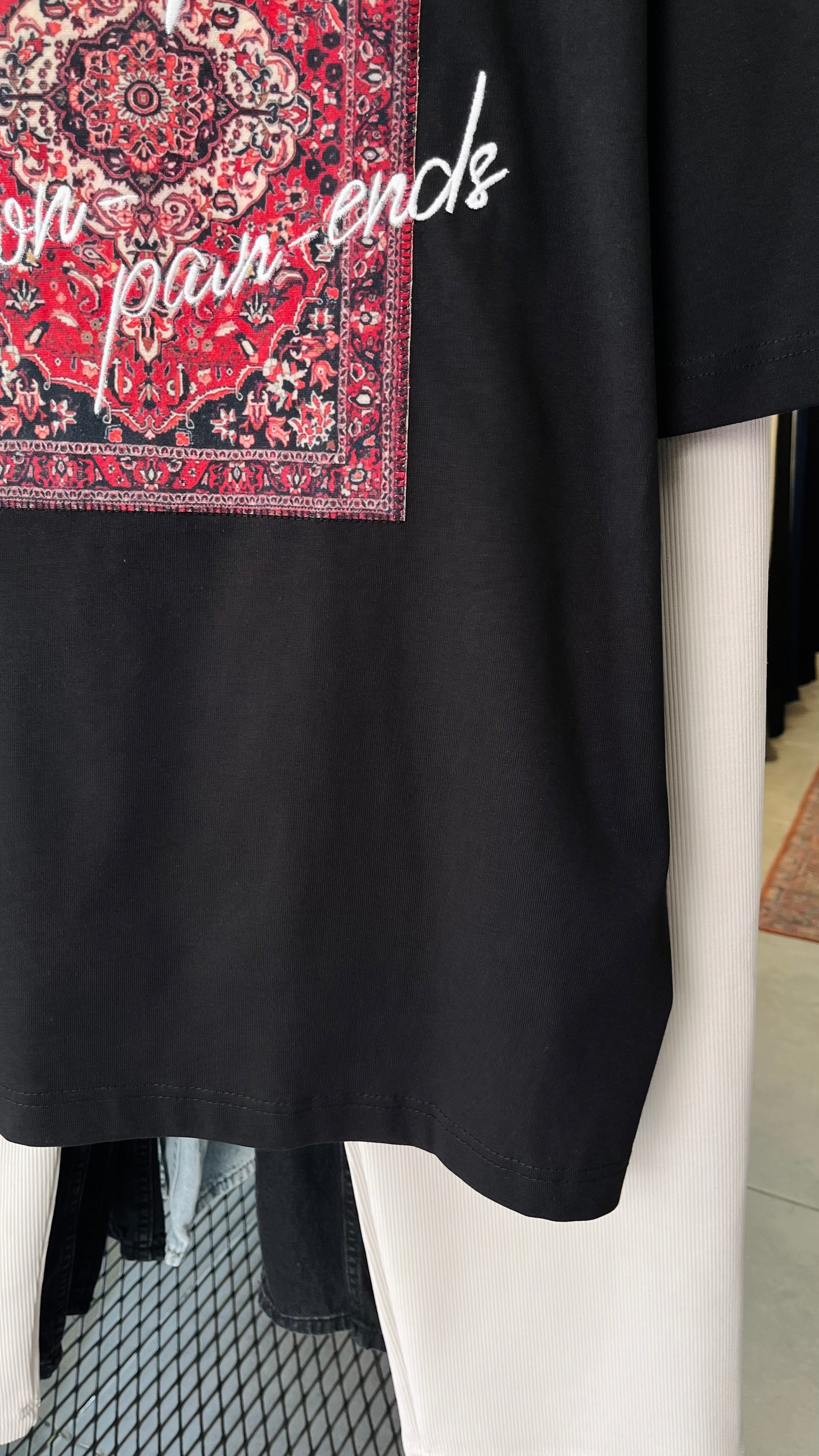 Oversize Siyah Sırt Halı Patchli Tshirt 9417