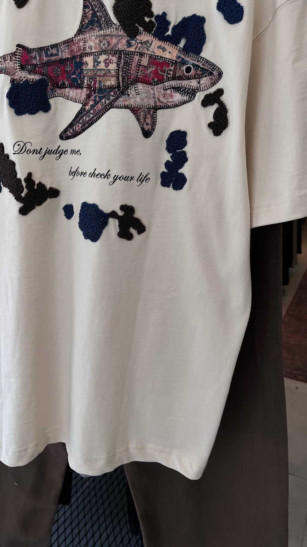 Oversize Bej Sırt Patchli ve Nakışlı Tshirt 9445