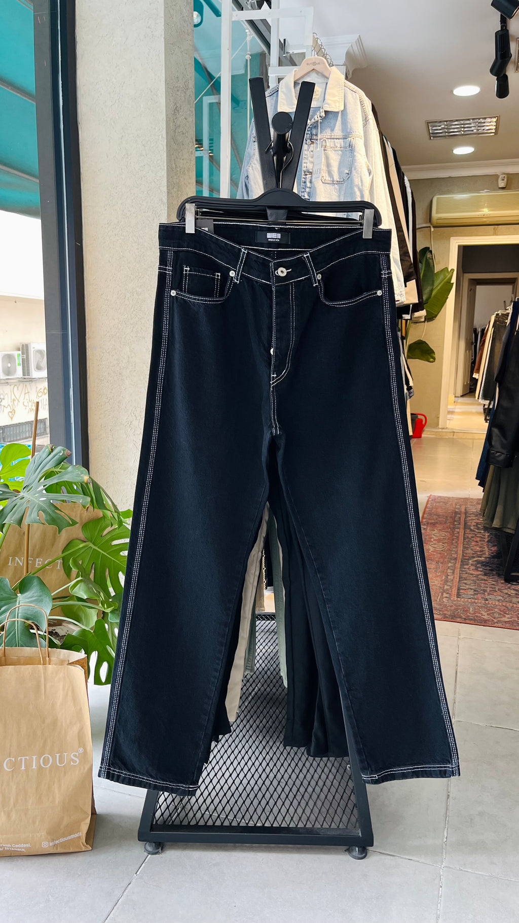 Baggy Beyaz Dikiş Detaylı Siyah Jean 3322