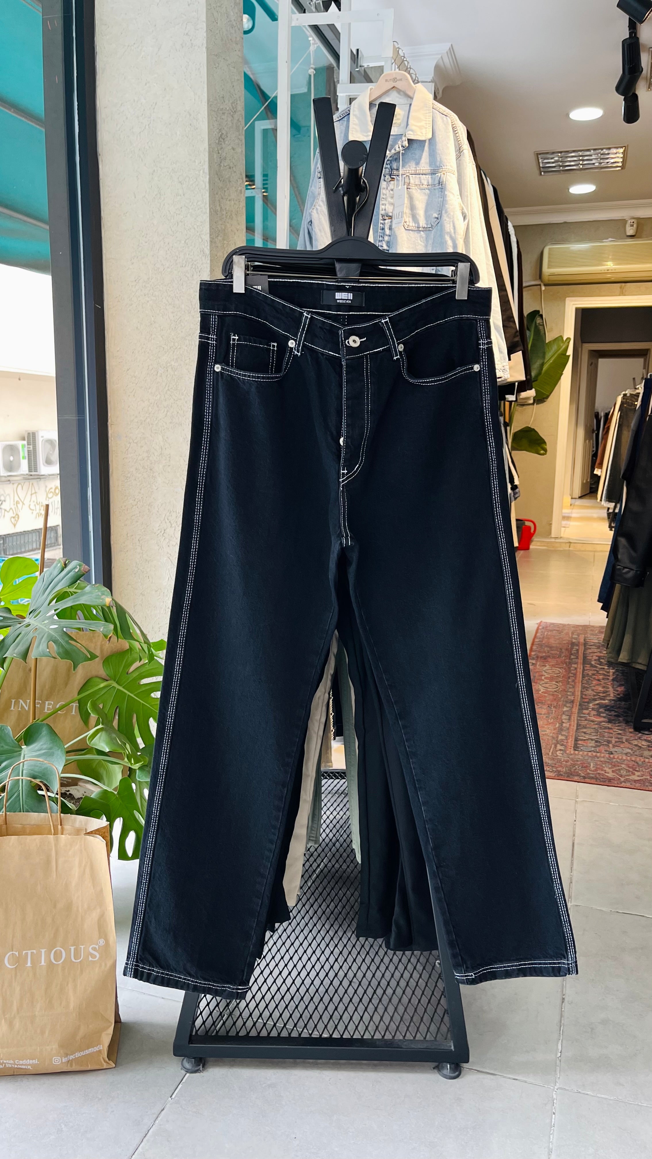 Baggy Beyaz Dikiş Detaylı Siyah Jean 3322