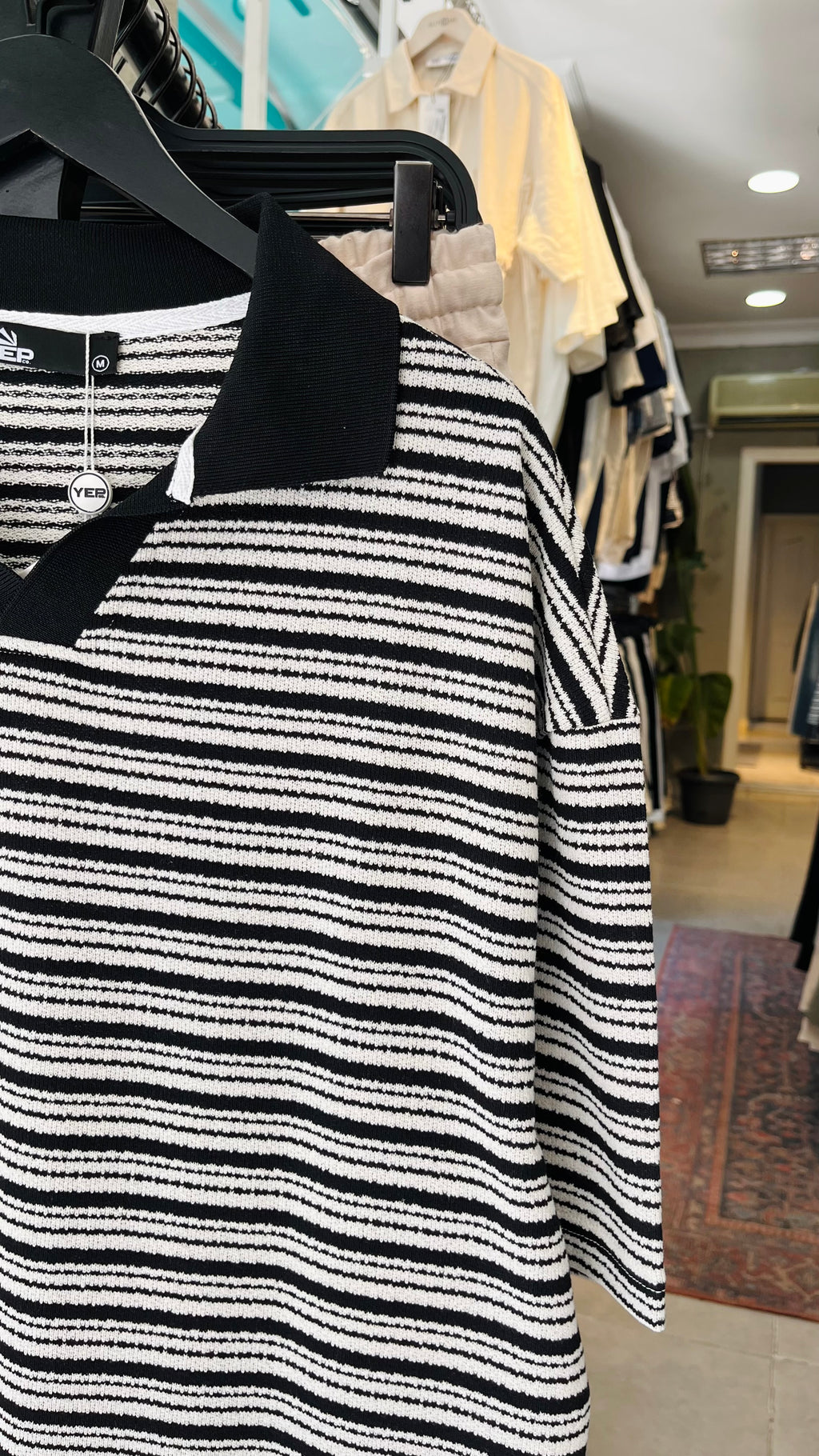 Oversize Siyah Beyaz Yatay Çizgili Yakalı Tshirt – Siyah 9317