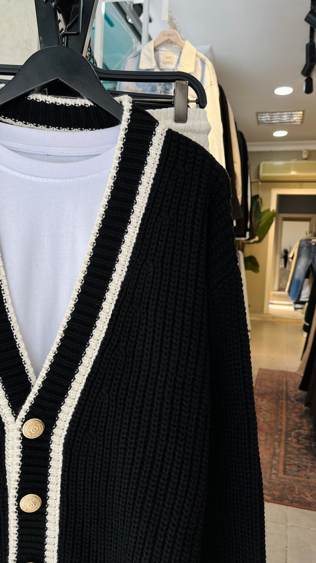 Oversize Bej Çizgili Madalyon Düğme Detaylı Siyah Örme Hırka 7028