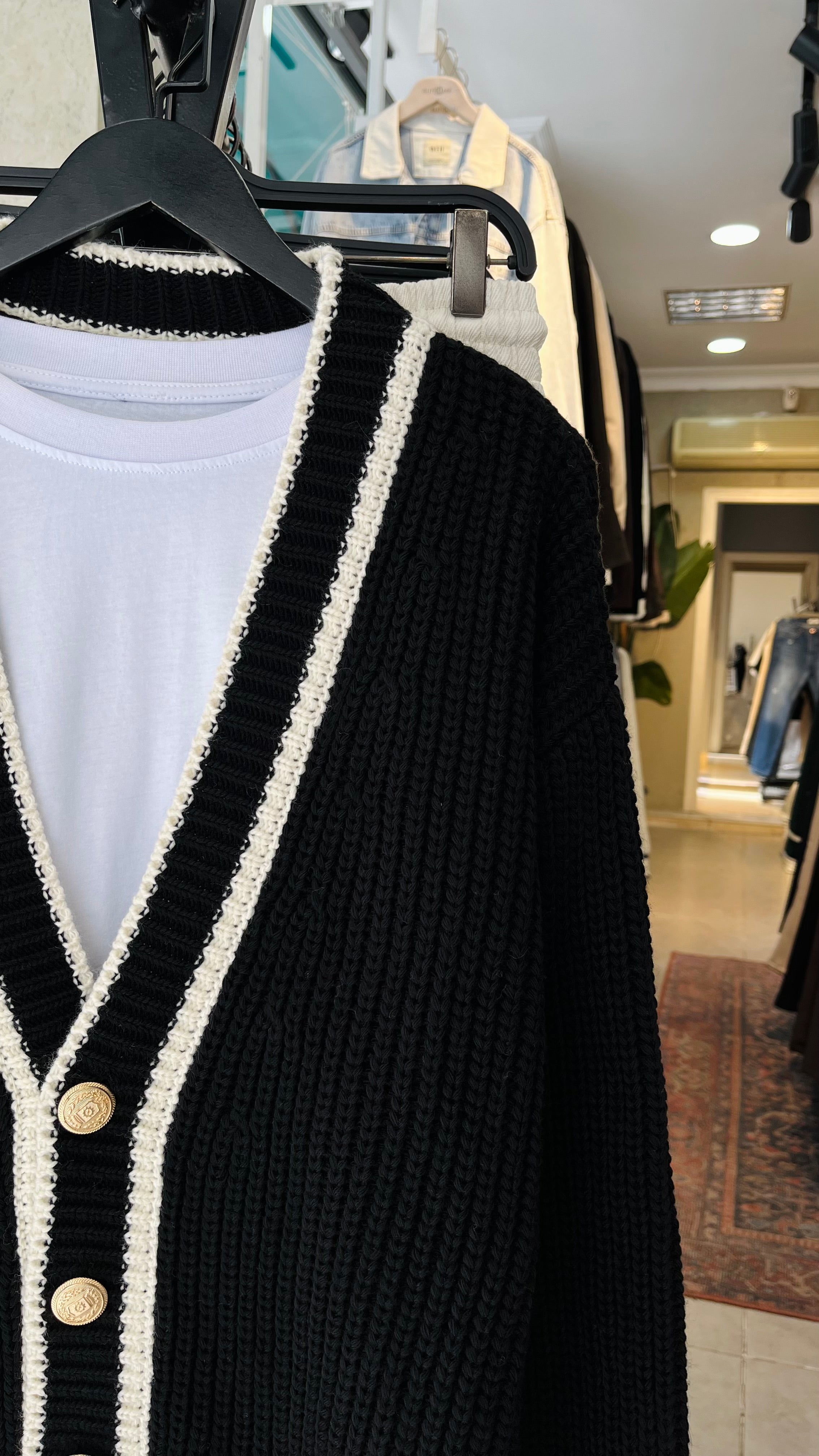 Oversize Bej Çizgili Madalyon Düğme Detaylı Siyah Örme Hırka 7028