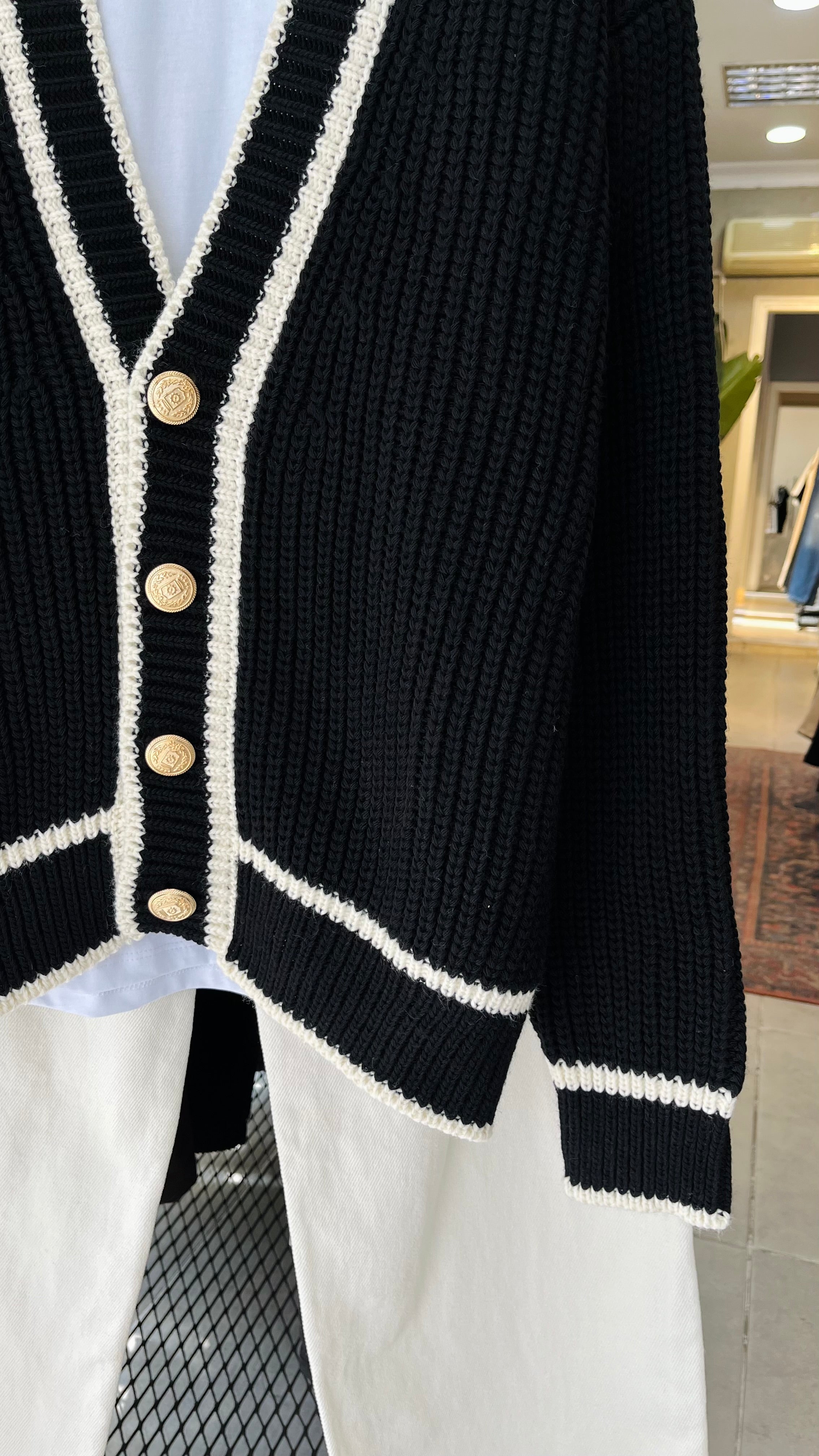 Oversize Bej Çizgili Madalyon Düğme Detaylı Siyah Örme Hırka 7028