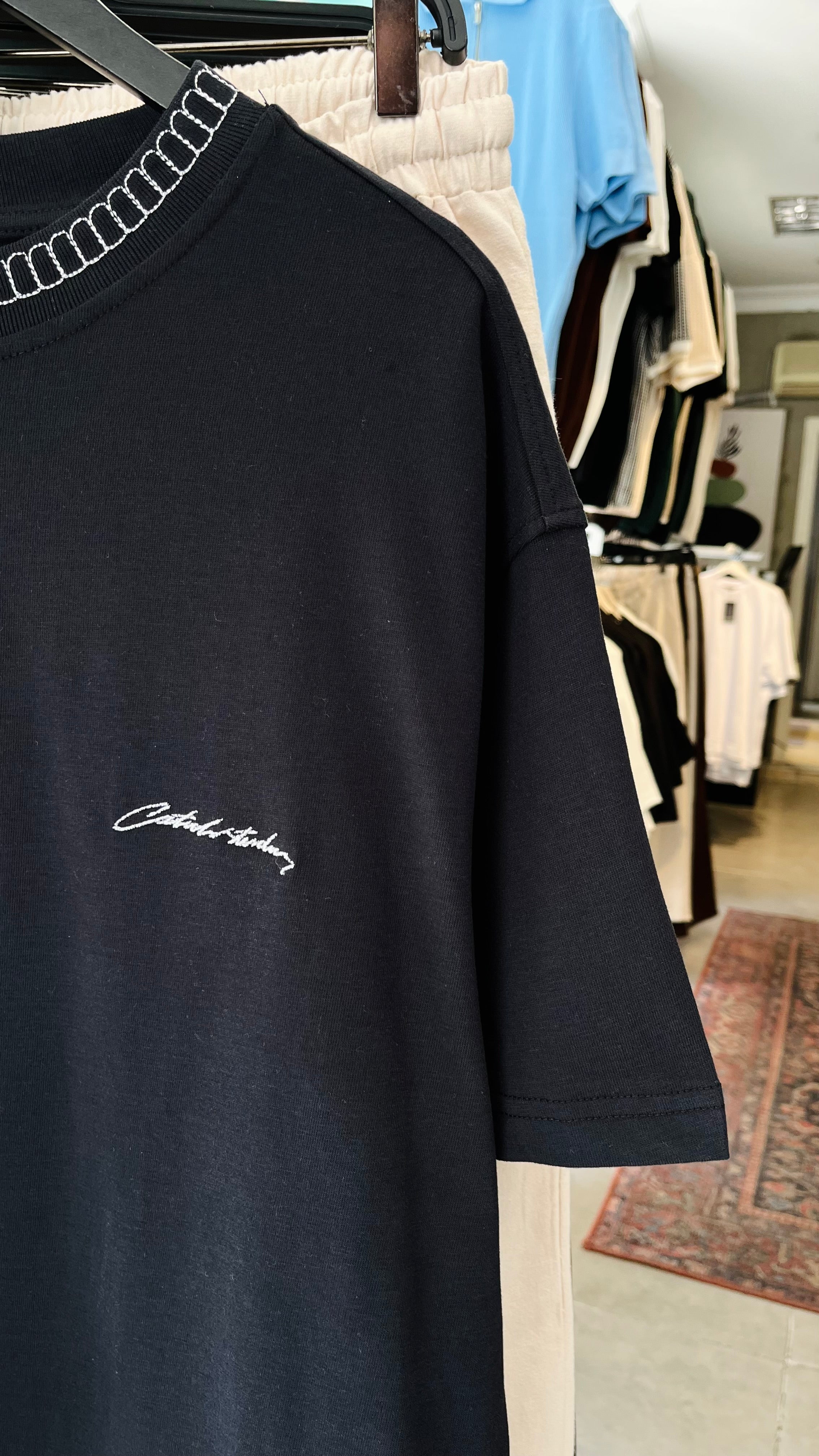Oversize Siyah Yakası Nakış Detaylı Tshirt – Siyah 9266