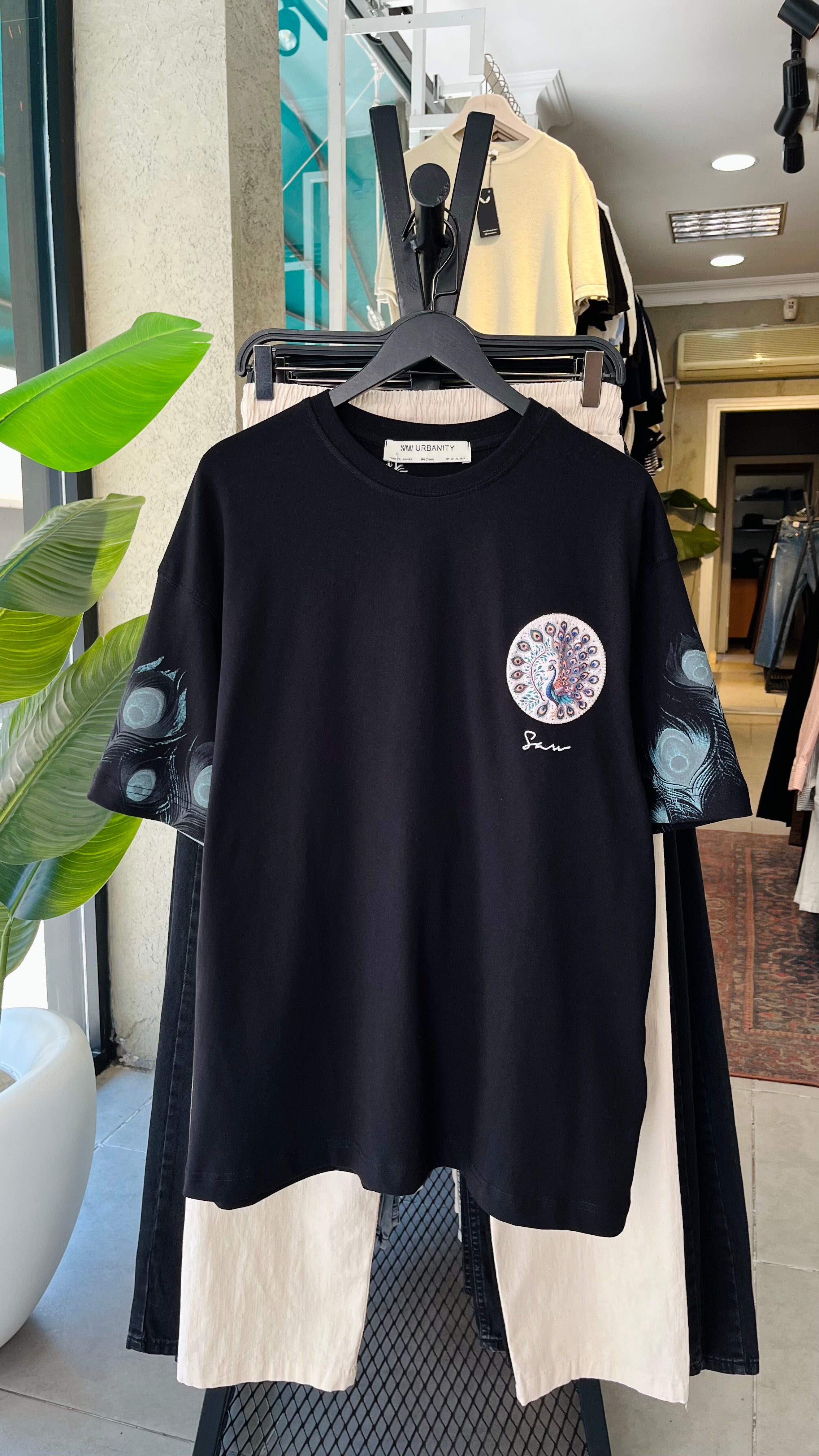Oversize Siyah Sırt Baskılı ve Tavus Kuşu Pathcli Tshirt 9427