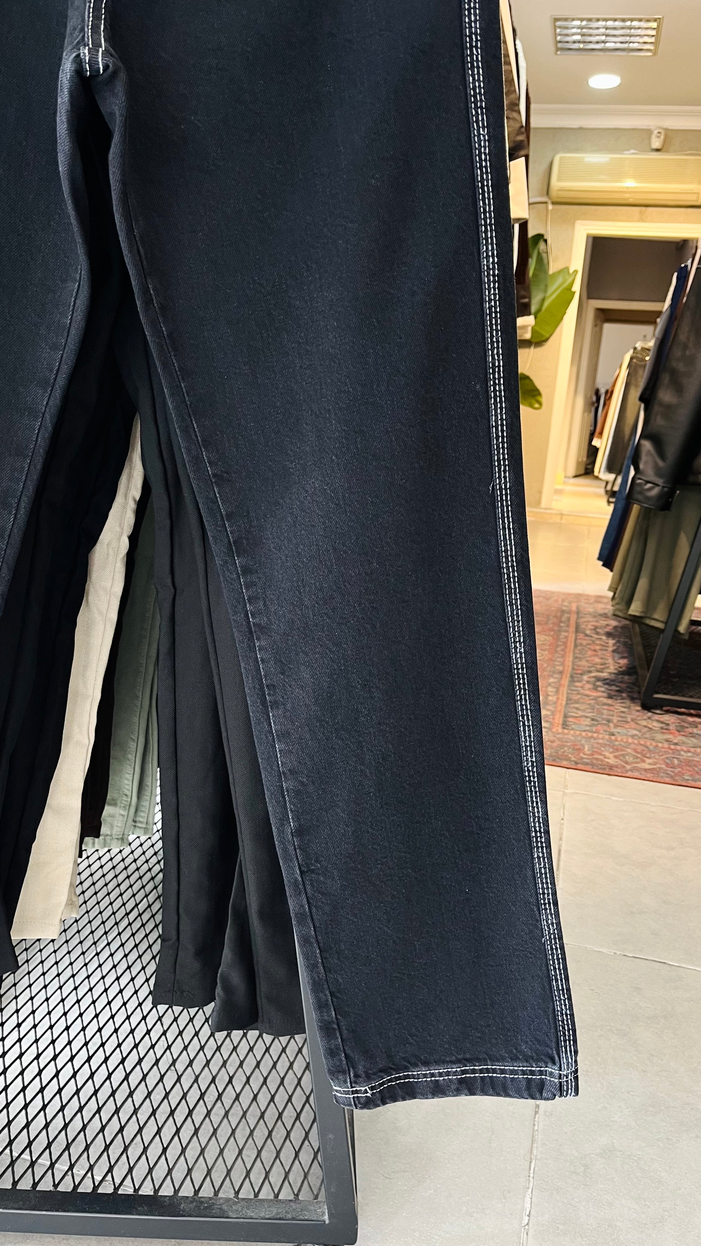 Baggy Beyaz Dikiş Detaylı Siyah Jean 3322