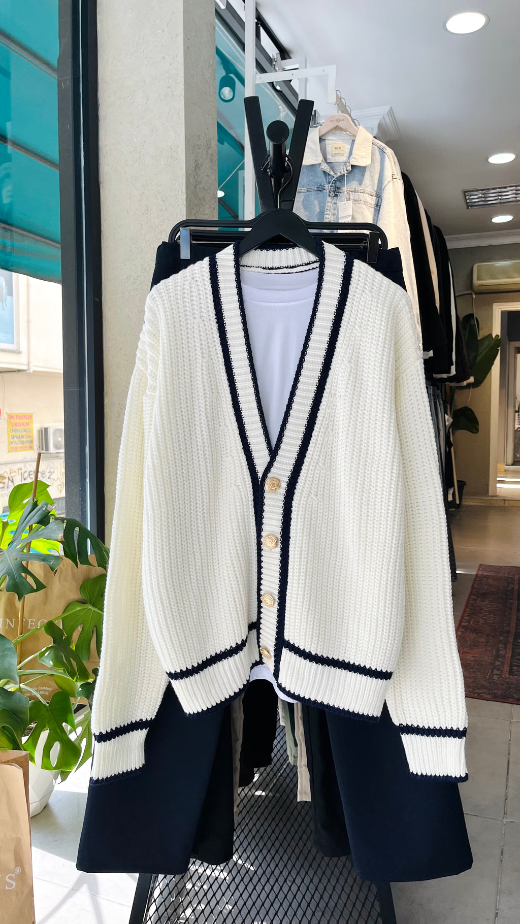 Oversize Lacivert Çizgili Madalyon Düğme Detaylı Beyaz Örme Hırka 7027