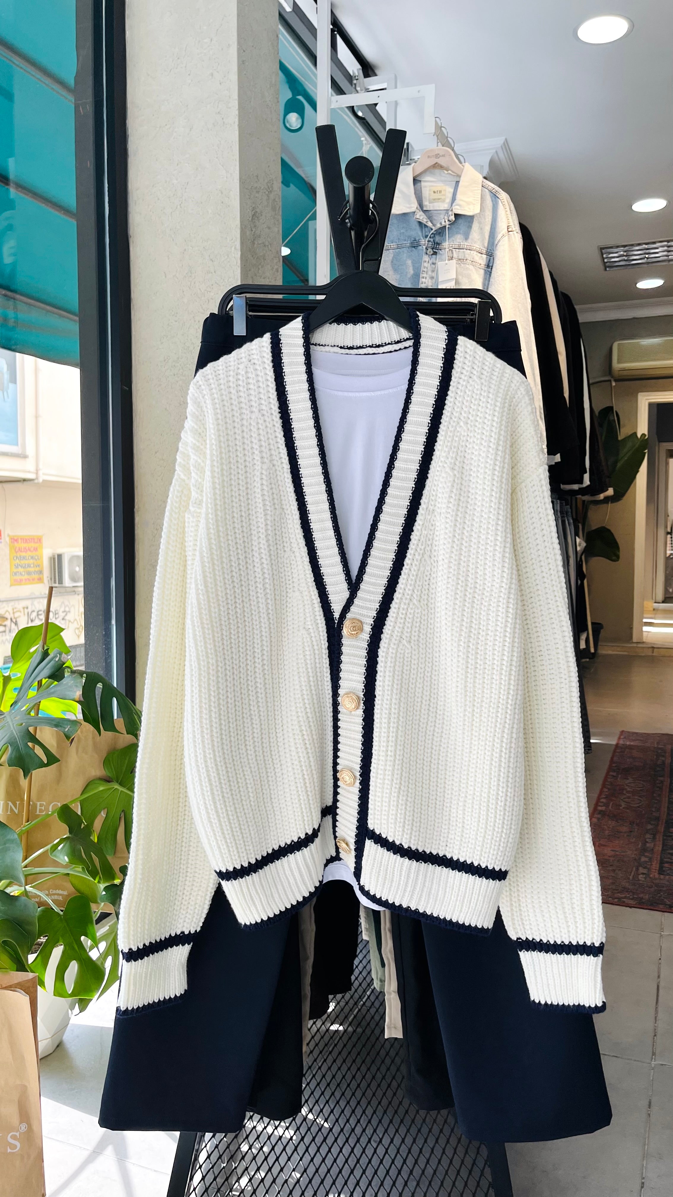 Oversize Lacivert Çizgili Madalyon Düğme Detaylı Beyaz Örme Hırka 7027