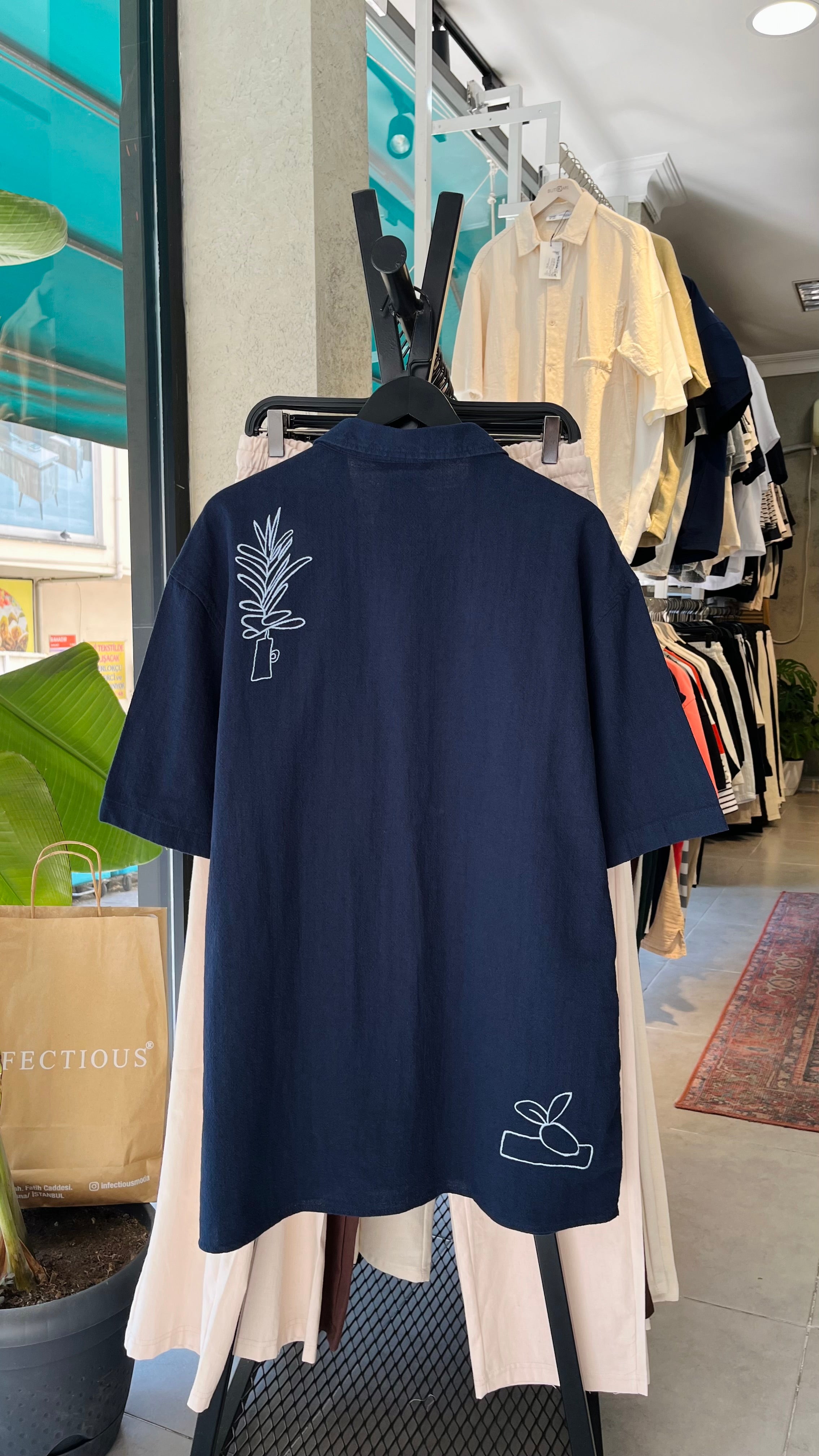 Oversize Lacivert Nakış Detaylı Kısa Kollu Gömlek - Lacivert 5417