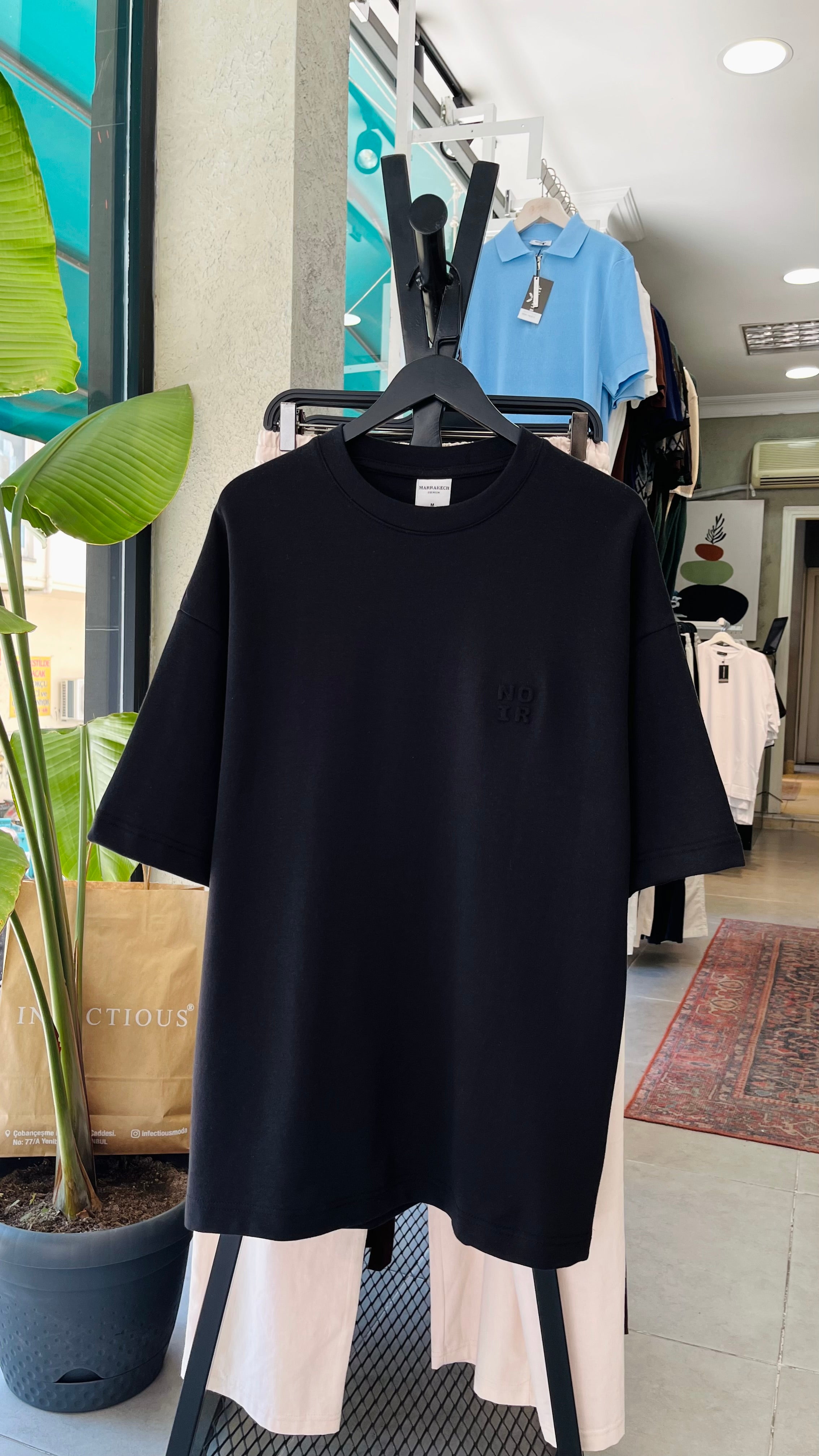 Oversize NOIR Kabartma Baskılı Tshirt – Siyah 9279
