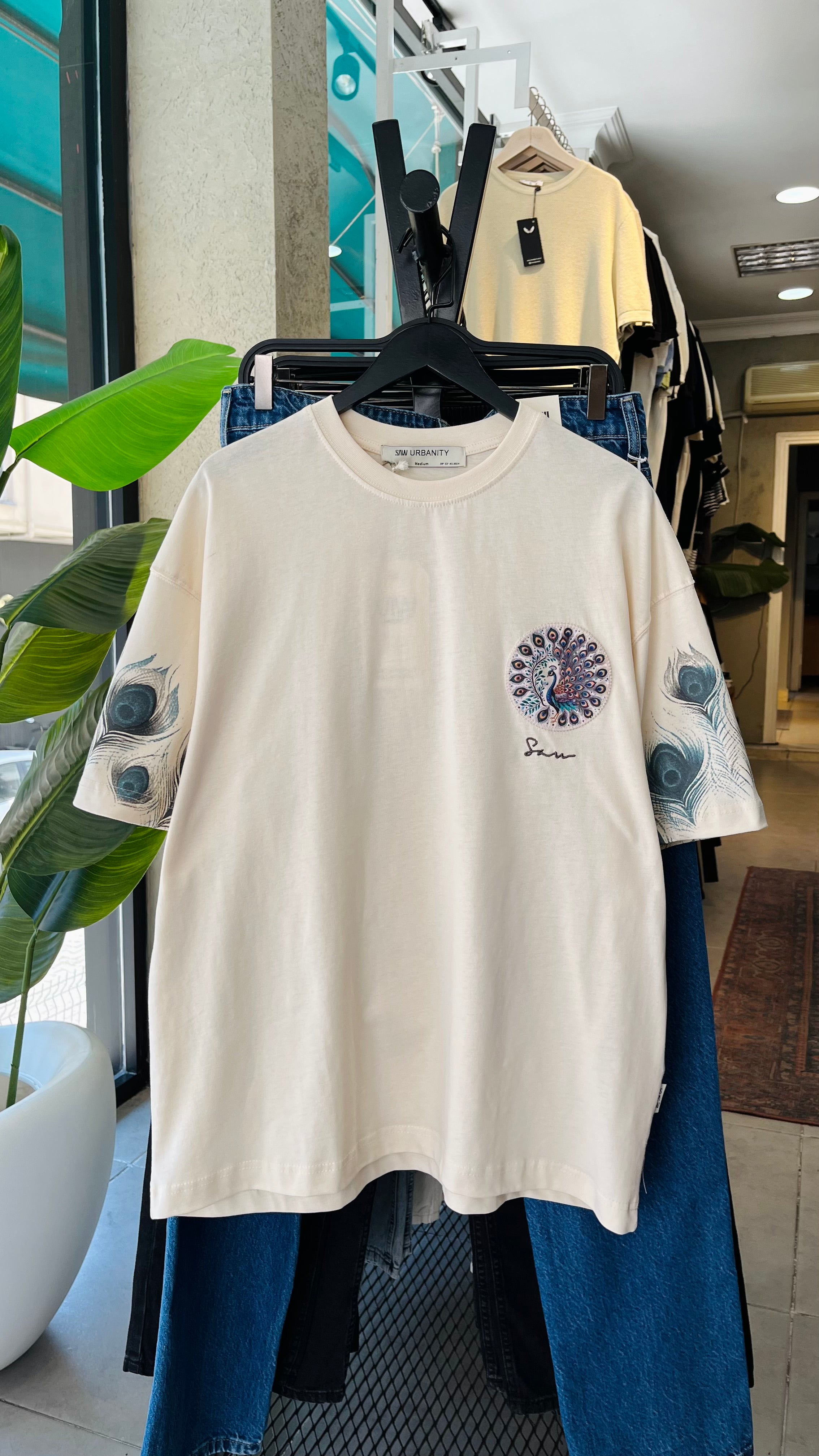 Oversize Bej Sırt Baskılı ve Tavus Kuşu Pathcli Tshirt 9426
