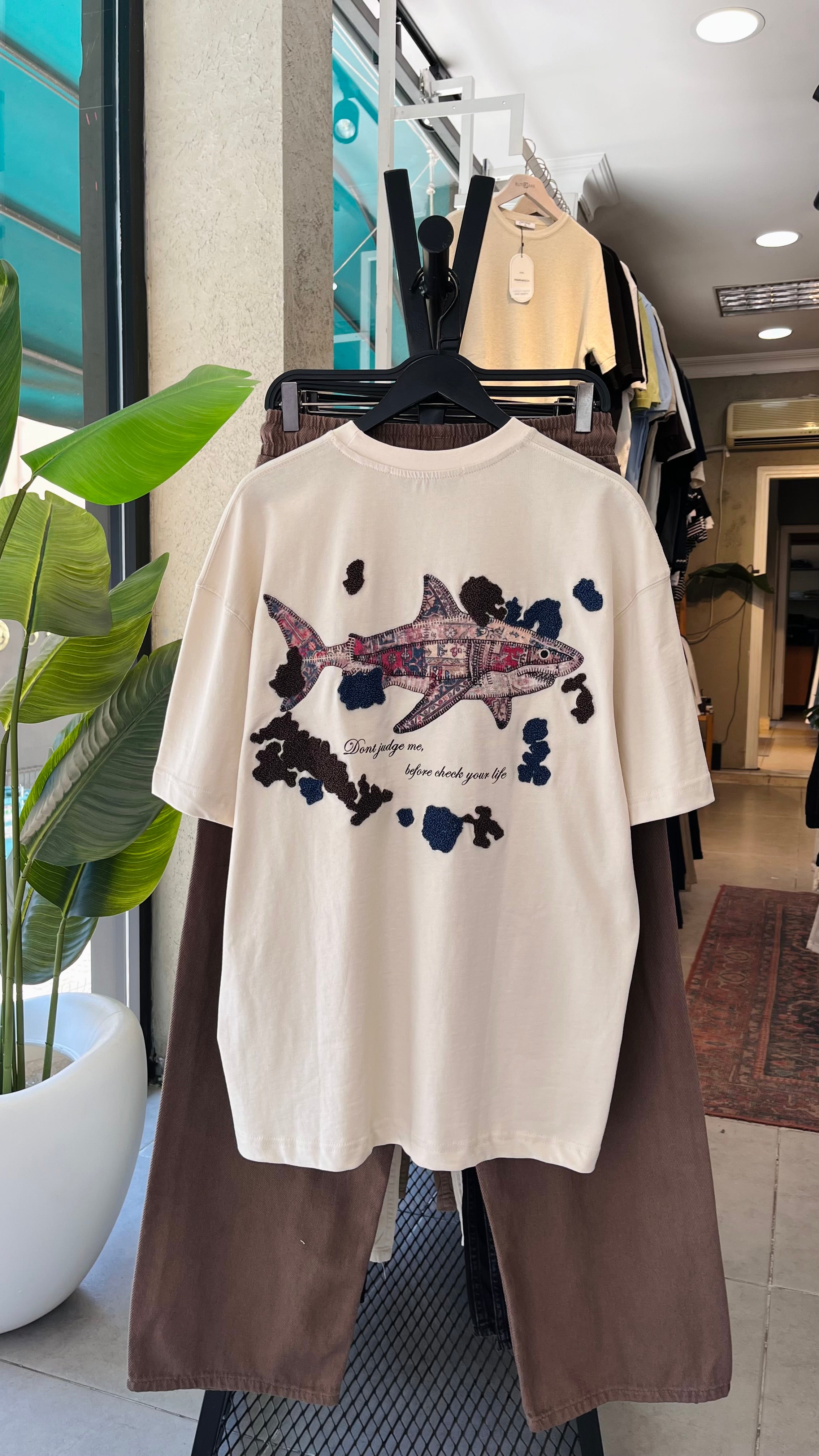Oversize Bej Sırt Patchli ve Nakışlı Tshirt 9445