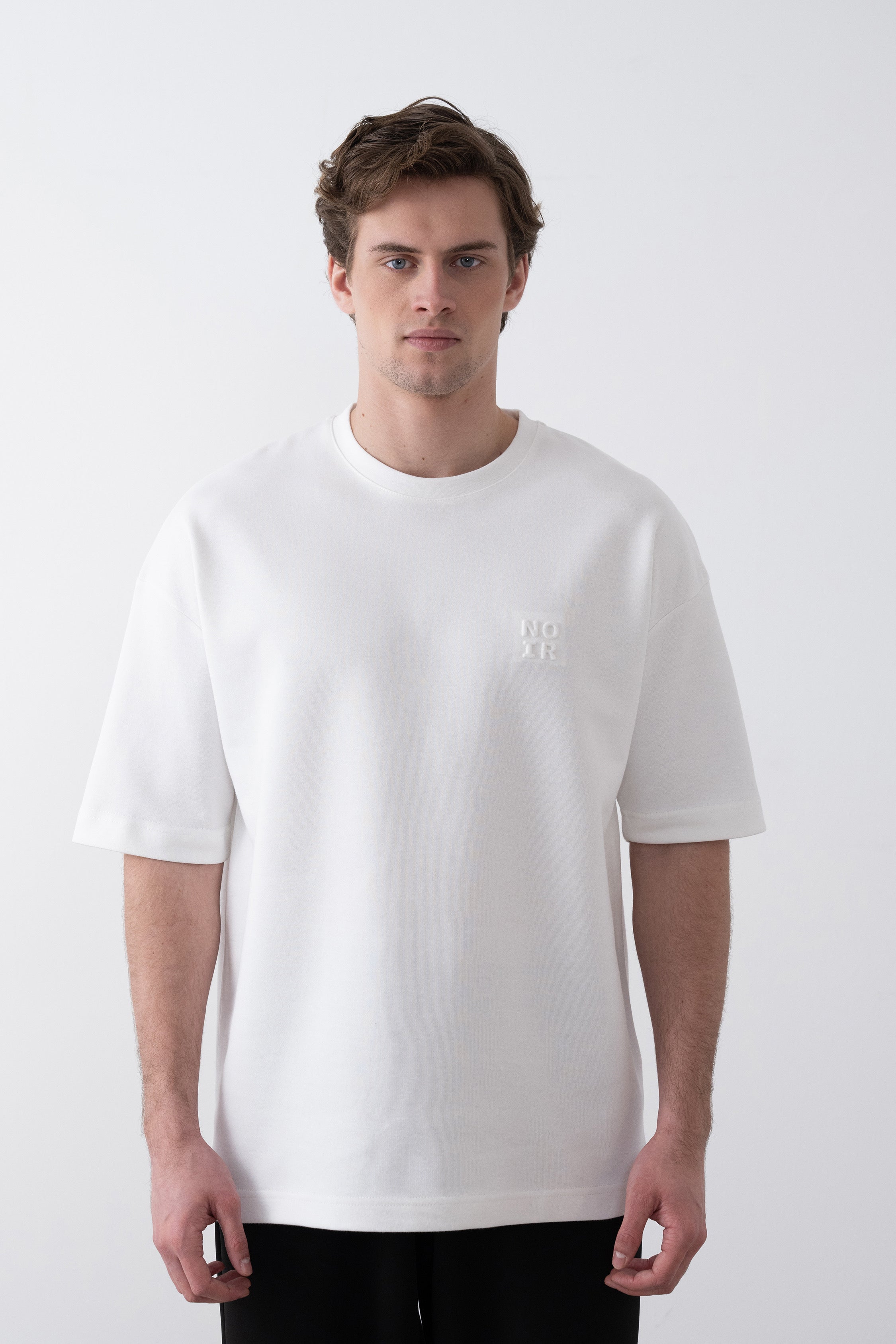 Oversize NOIR Kabartma Baskılı Tshirt – Beyaz 9278