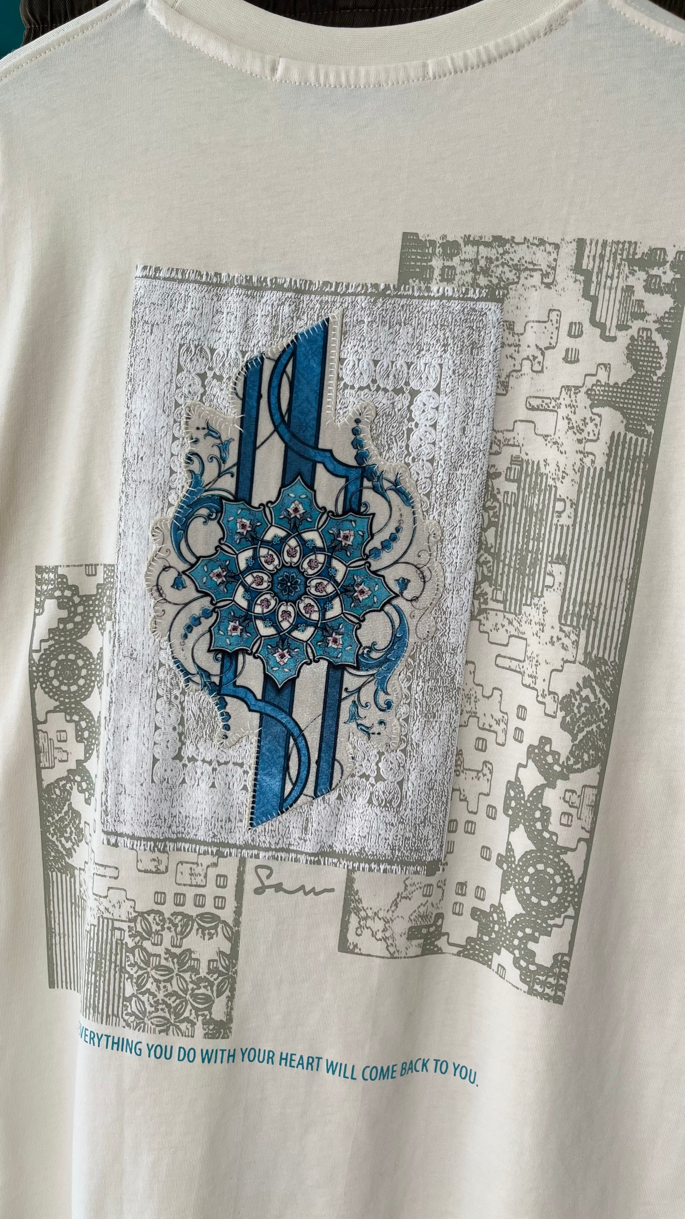 Oversize Bej Sırt Motif Patchli Tshirt 9419