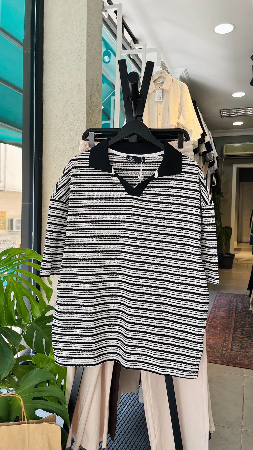 Oversize Siyah Beyaz Yatay Çizgili Yakalı Tshirt – Siyah 9317