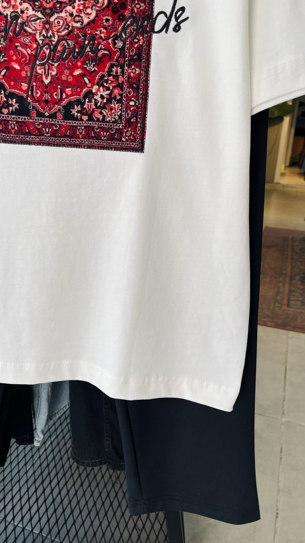 Oversize Beyaz Sırt Halı Patchli Tshirt 9416