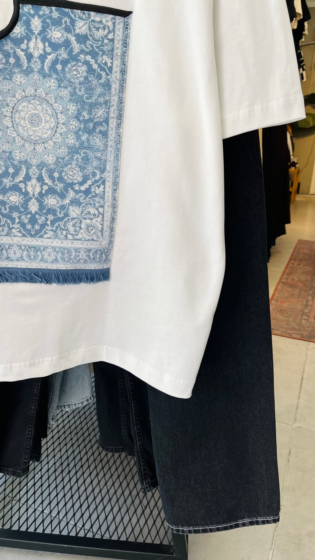 Oversize Beyaz Sırt Halı Patchli Tshirt 9423
