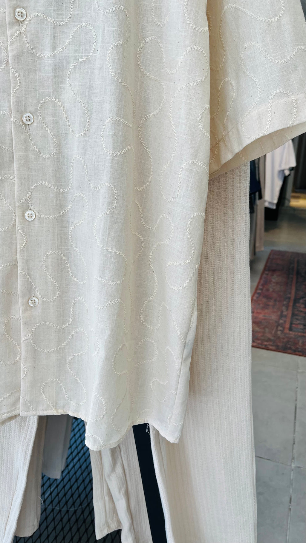 Oversize Kendiliğinden Desenli Apaş Yaka Bej Kısa Kollu Gömlek - Bej 5389